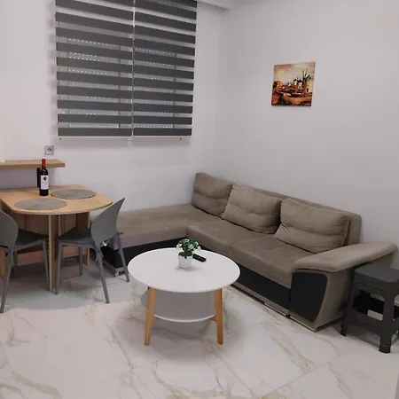 Luxury By The * Néoi Epivátai