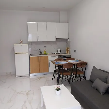 Luxury By The * Néoi Epivátai