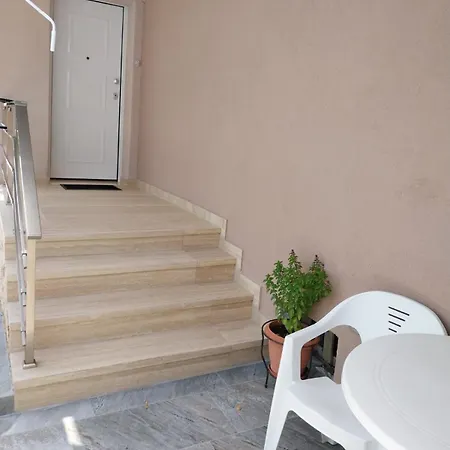 Luxury By The Néoi Epivátai